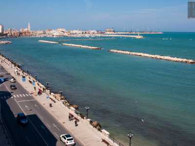 ...possiamo ammirare il mare e all�orizzonte il centro storico di Bari